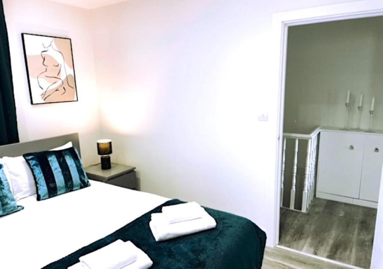 2 Bedroom Serviced Apartment # London Exteriör bild
