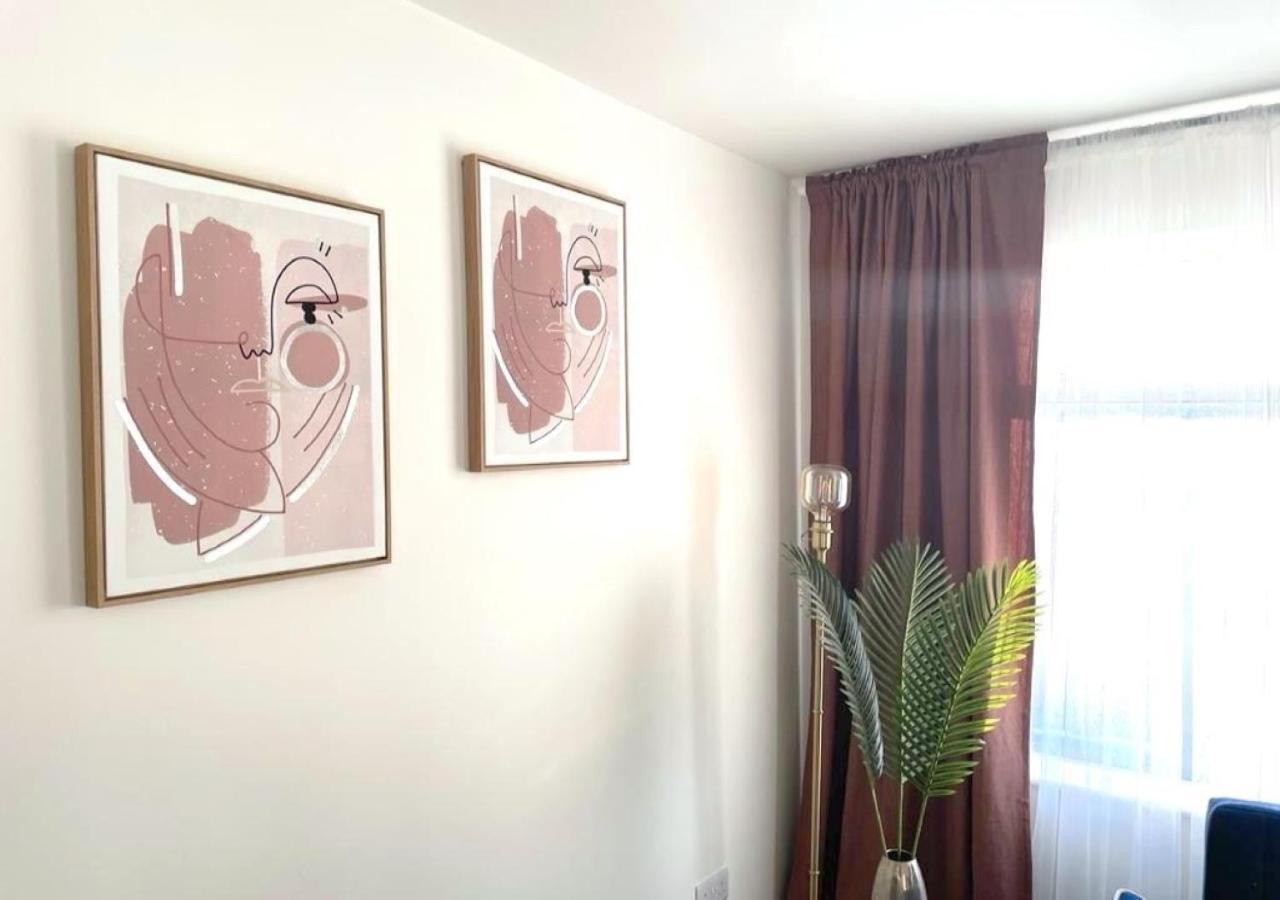 2 Bedroom Serviced Apartment # London Exteriör bild