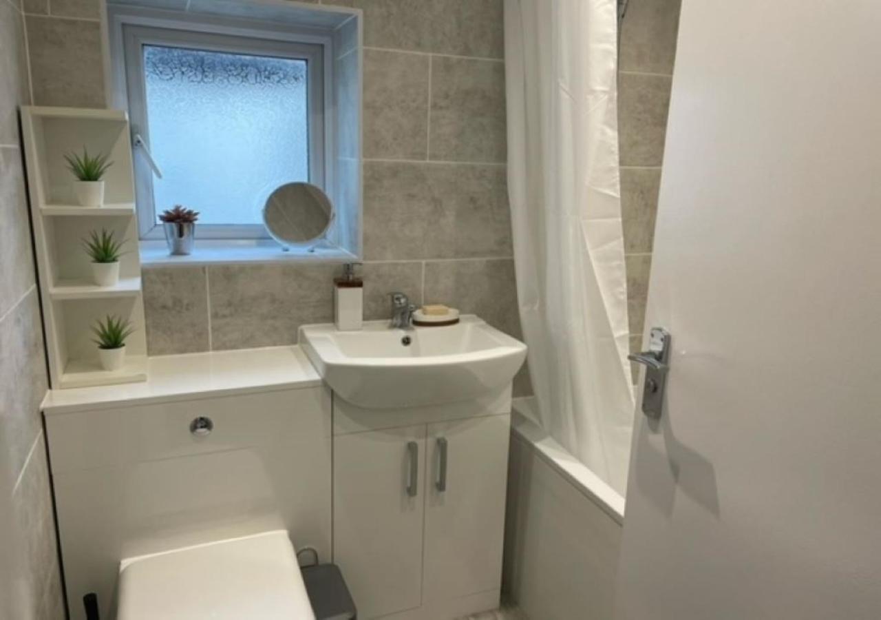 2 Bedroom Serviced Apartment # London Exteriör bild
